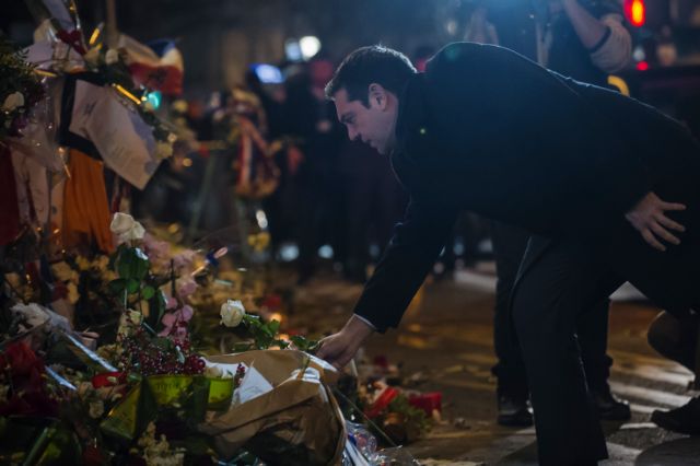 Ο Αλέξης Τσίπρας στο Μπατακλάν με ένα λευκό τριαντάφυλλο